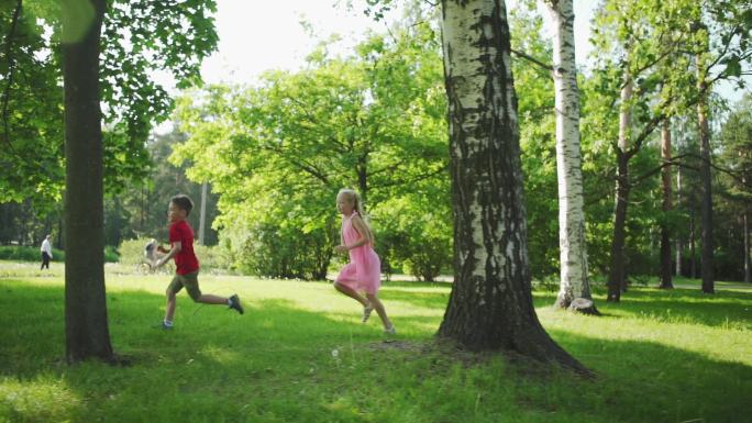 活跃的孩子在公园绿草上尽情奔跑