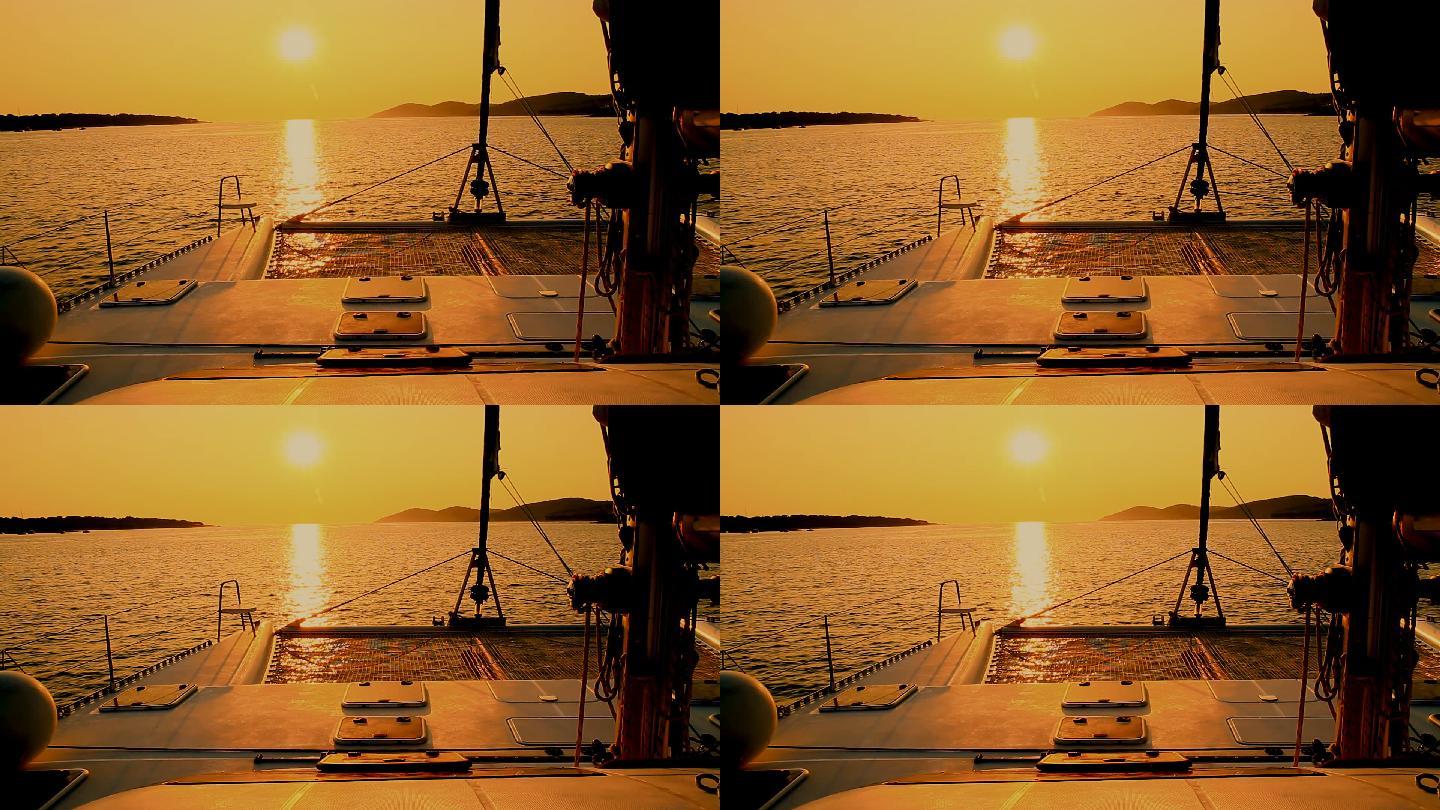 双体船在日落时航行