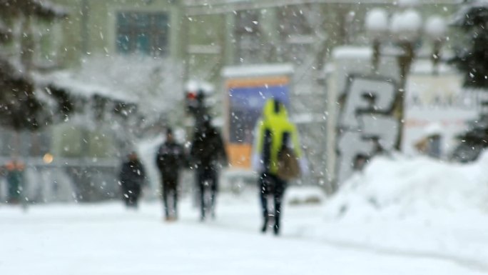 人们在暴风雪中走在街上