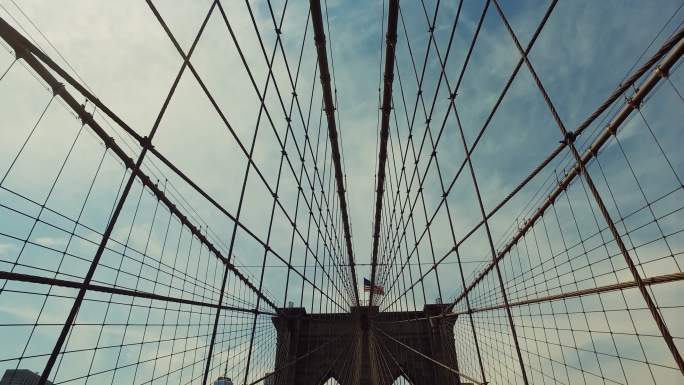 走在大桥上布鲁克林大桥高空索道桥纽约东河