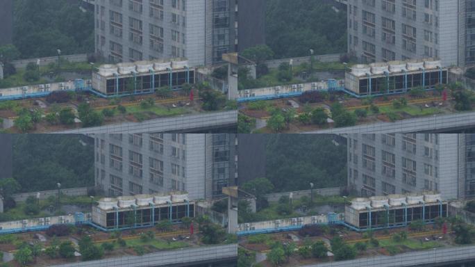 2.8K大雨中的城市楼顶花园