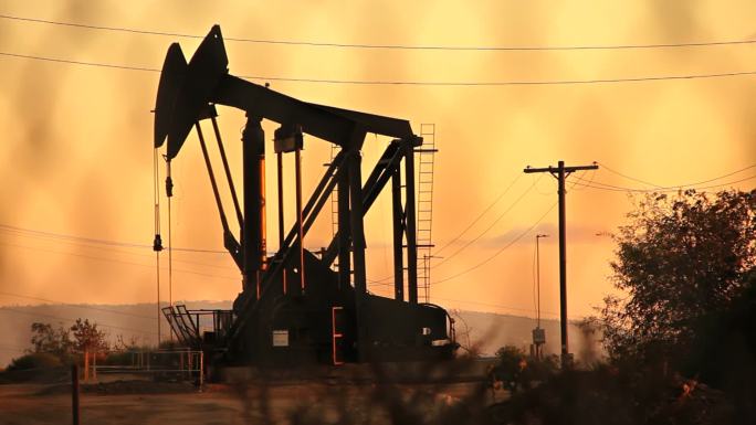 夕阳下的大型石油井架