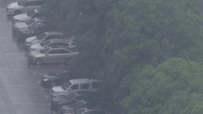 瓢泼大雨中的小区街道05