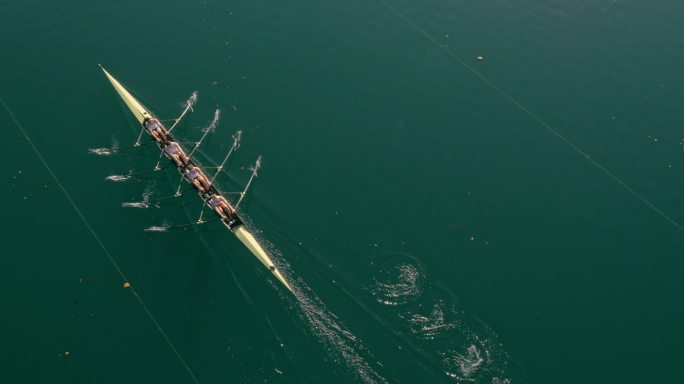 运动员在阳光下的湖面上划船