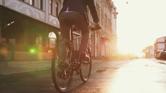 街道上骑着自行车