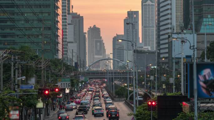 高峰时间路上交通堵塞的情景