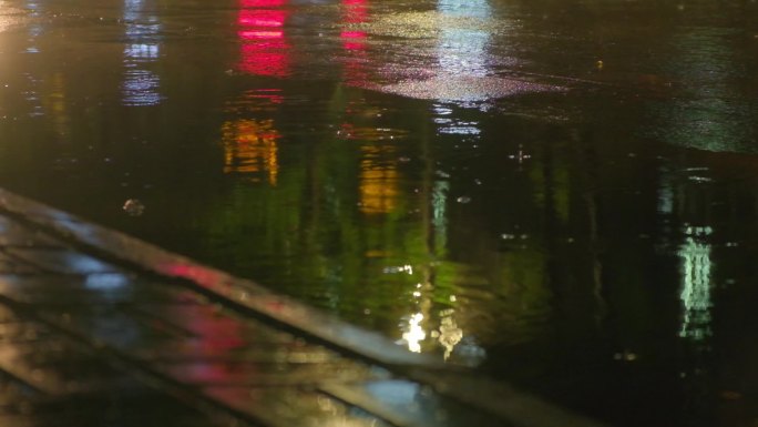 夜晚下雨-路面雨水雨滴车流特写