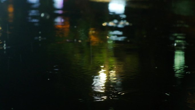 夜晚下雨路面-雨水雨滴车流特写