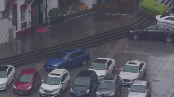 2.8K大雨中的停放车辆