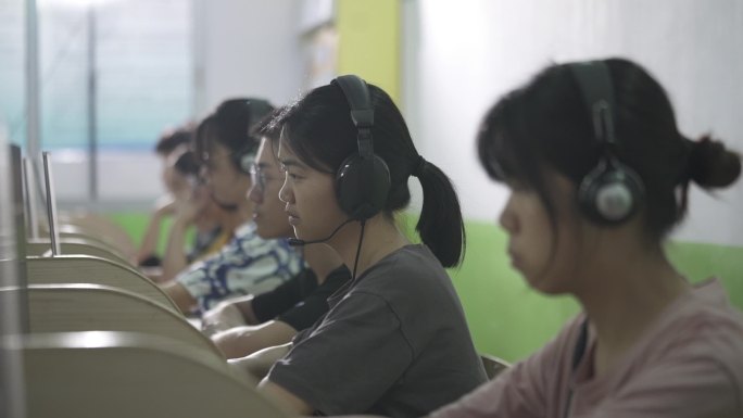 高中学生上课听力考试学校特写