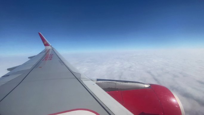 飞机在白云之上飞行
