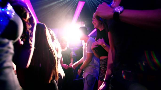 活力四射的派对人们在俱乐部跳舞的镜头