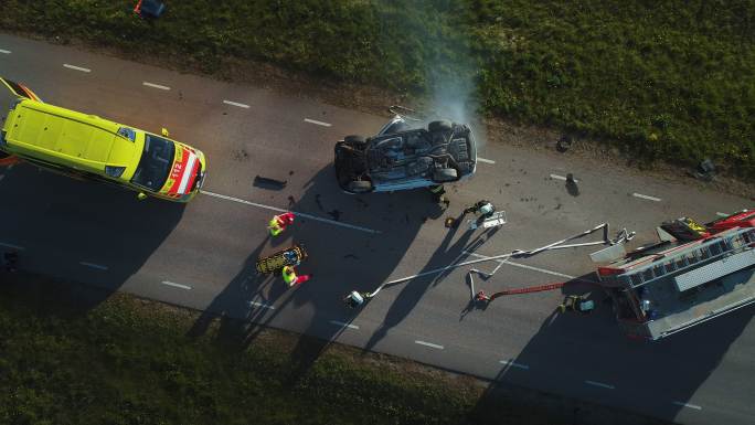 救援队在车祸交通事故现场工作