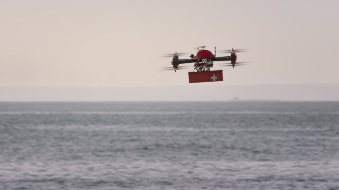 无人机在海上运送急救箱