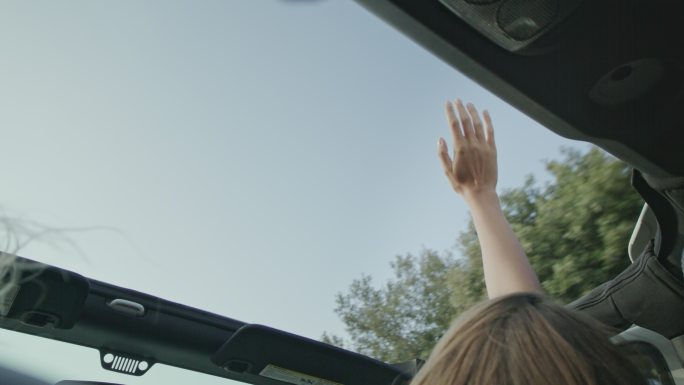 从天窗伸出手去自驾游旅游伸开双手招手挥动