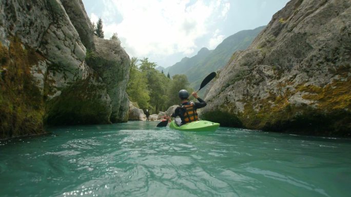 峡谷皮划艇拍摄点森林小河河流小溪夏天清凉