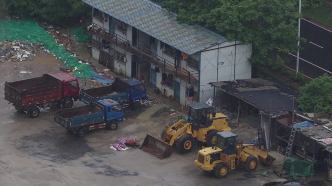 2.8K大雨中停放的施工车辆