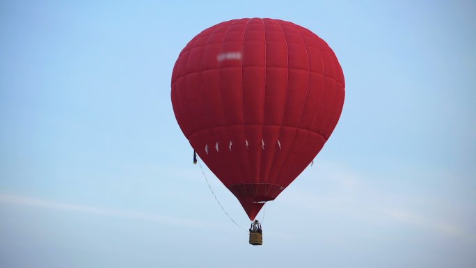 美丽的红色热气球在空中飞行