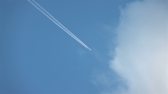 飞机在天空中翱翔飞翔蓝天航线民航客机
