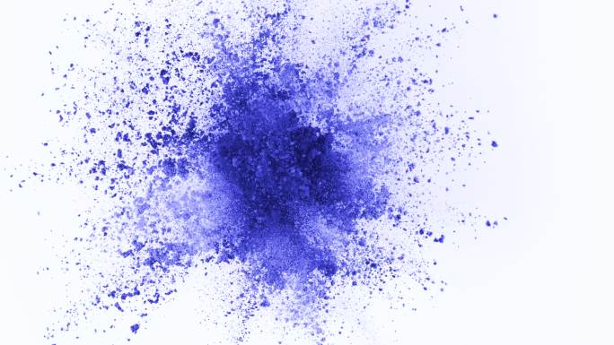蓝色粉末以超慢动作在白色背景上爆炸