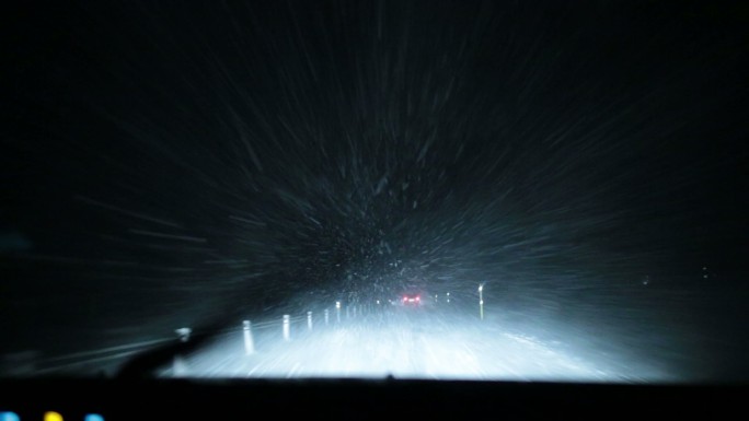 暴风雪夜驾恶劣天气下雪高速公路