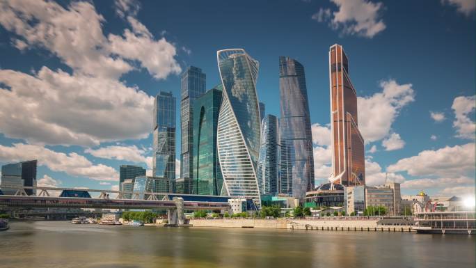 夏日阳光明媚莫斯科现代城市河畔全景