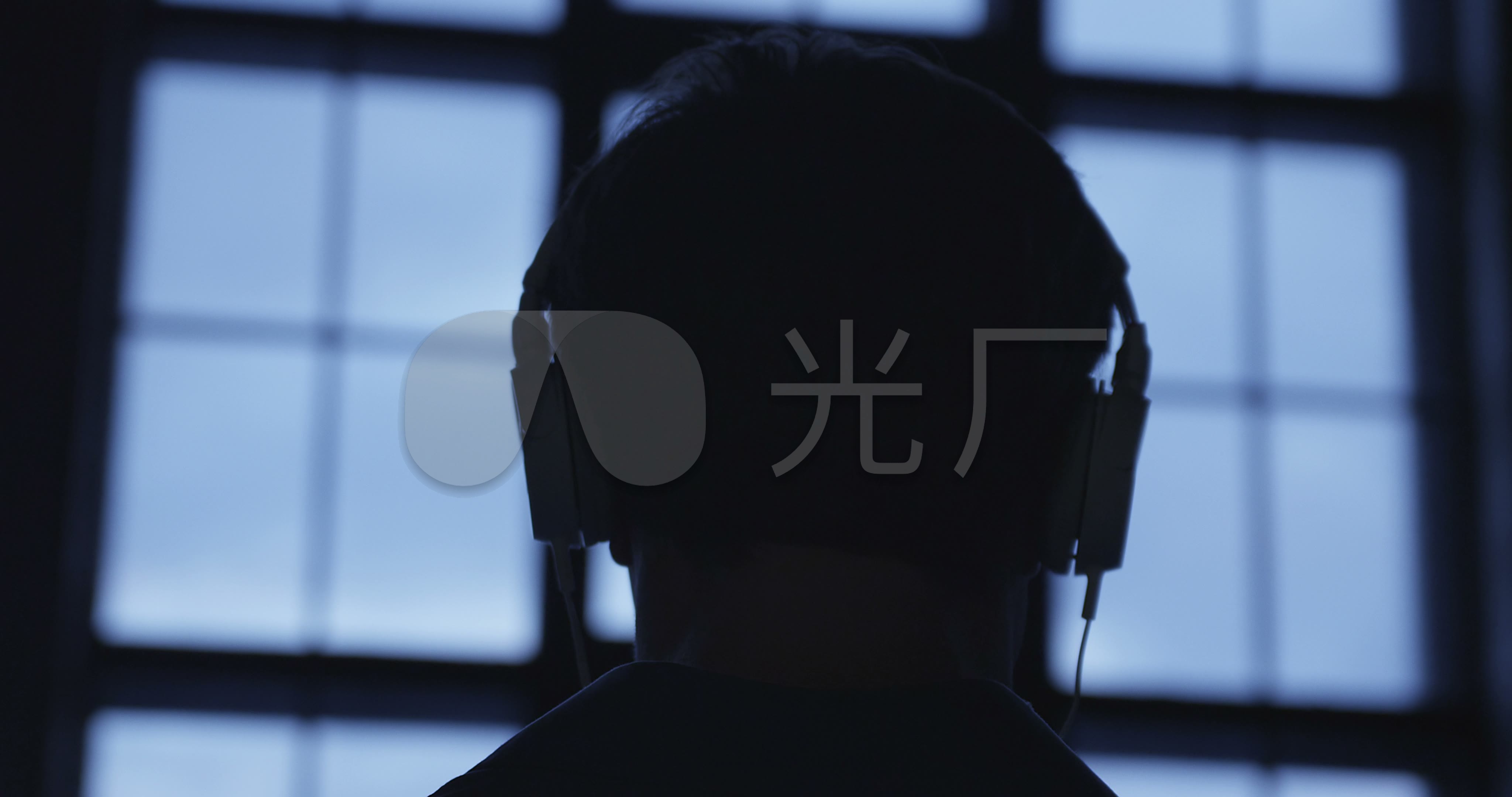 戴耳机的年轻男子-蓝牛仔影像-中国原创广告影像素材
