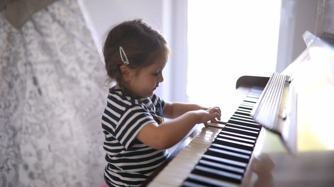 可爱的孩子在家弹钢琴