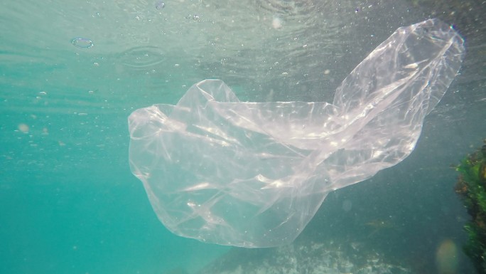海洋中的塑料袋海洋垃圾环境污染水污染