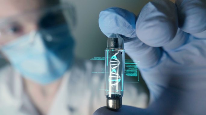 科学家在实验室拿着一个含有DNA的试管