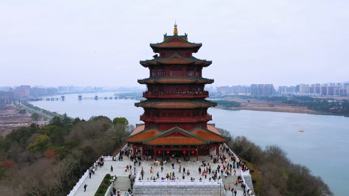 实拍节假日古建筑楼阁上满是游客