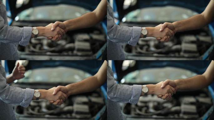汽车修理工与顾客握手