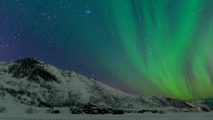 挪威洛弗顿群岛上空的北极光