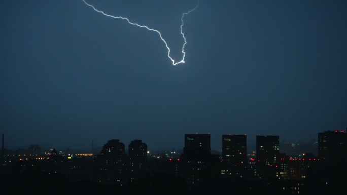 城市上空的闪电鸟瞰都市商圈全景夜景灯火璀