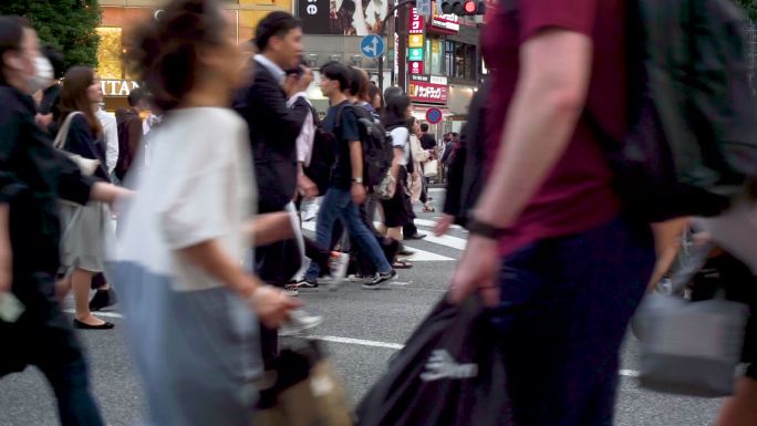 行人在日本东京涉谷路口过马路