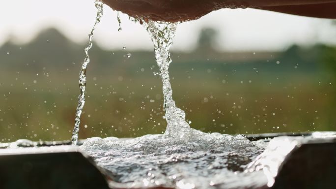 特写超慢动作双手捧起水