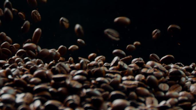 咖啡豆飞溅旋转