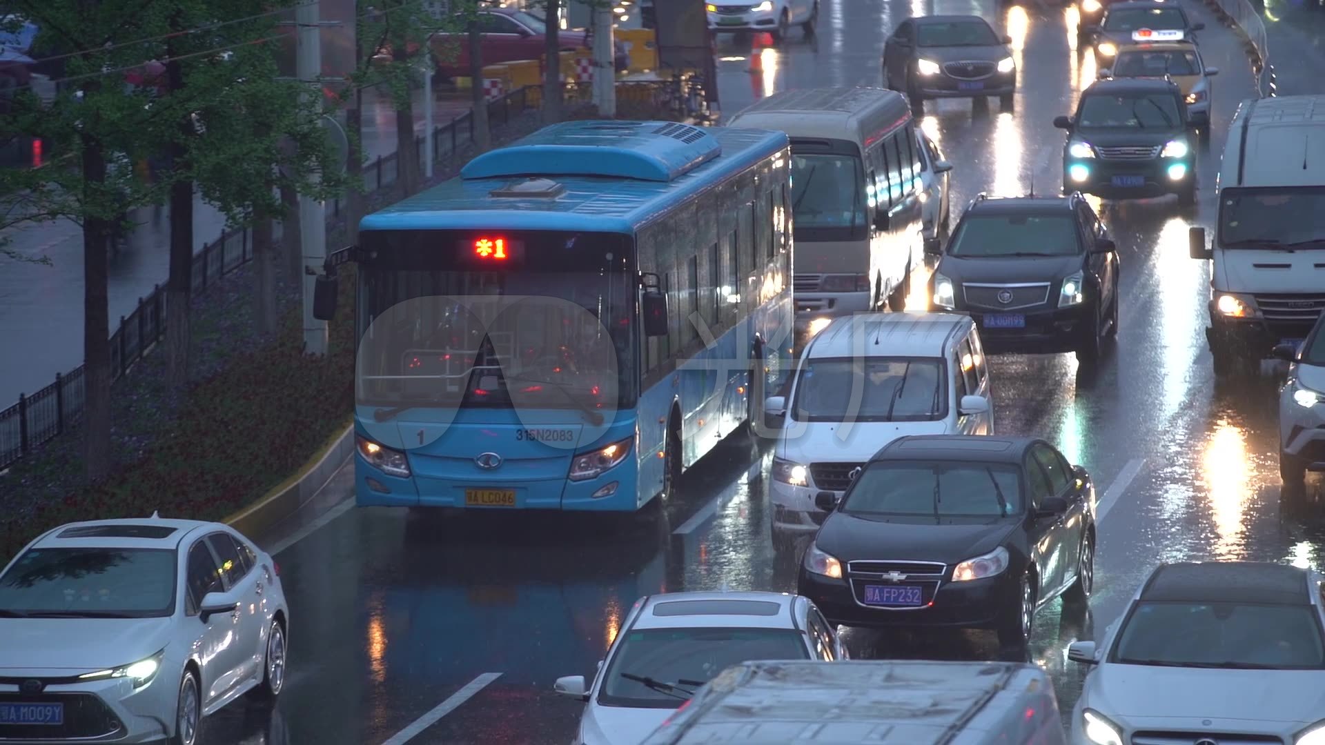 车流公交车下雨车流城市下雨车流