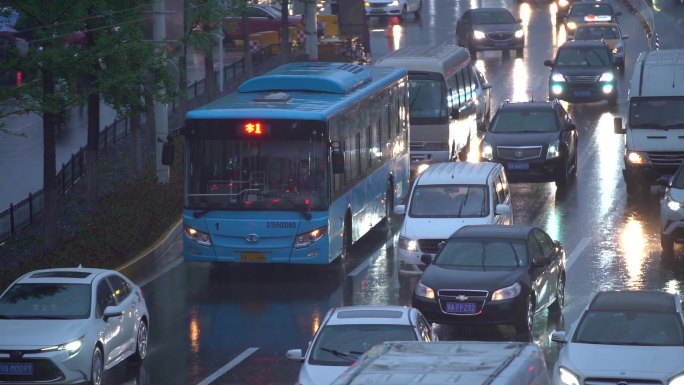 车流公交车下雨车流城市下雨车流