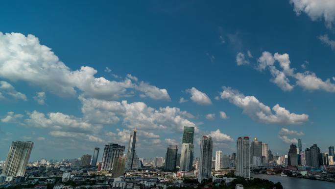云彩在曼谷城市景观河畔移动