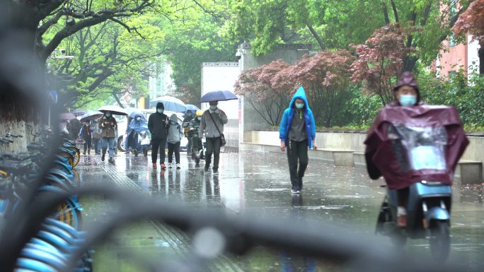 下雨打伞