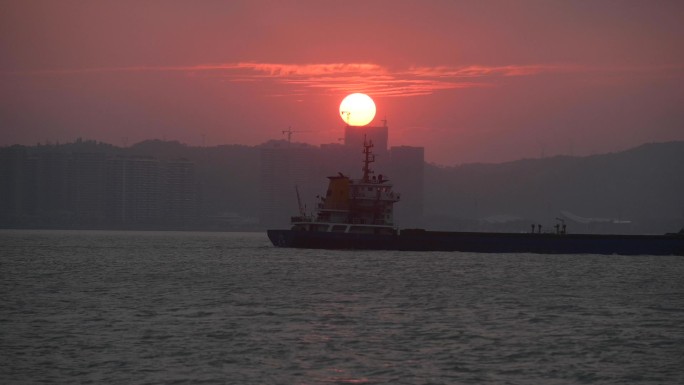 汕头港落日货轮行过海面