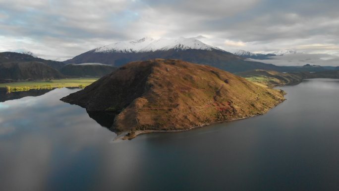 雪山和湖泊