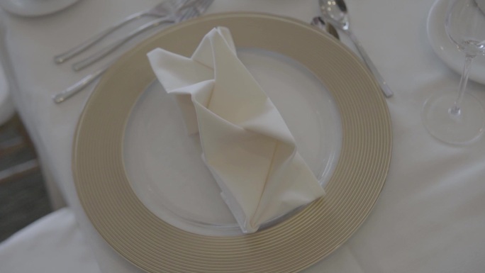 西式婚礼餐桌餐巾摆盘