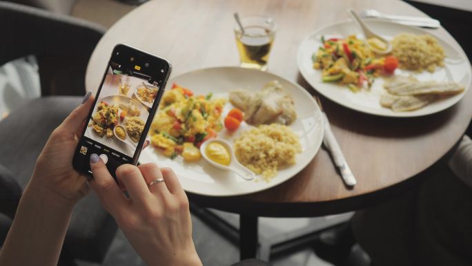 用手机拍下自己的食物