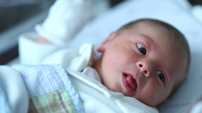 新生儿出生后在医院托儿所