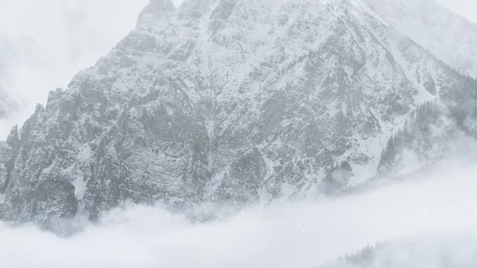 唯美雪山雪花飘飘