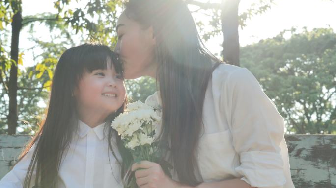 女孩给妈妈送花幸福日落阳光