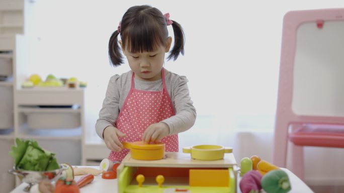 女孩在玩玩具小小厨师仿真模拟厨具4K小孩