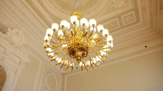 挂在天花板上的大圆形古董金吊灯